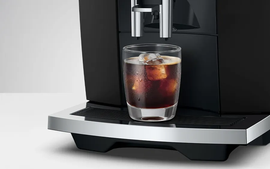 Intense Cold Brew aus der JURA S10: Glas mit Eiswürfeln unter dem Auslauf