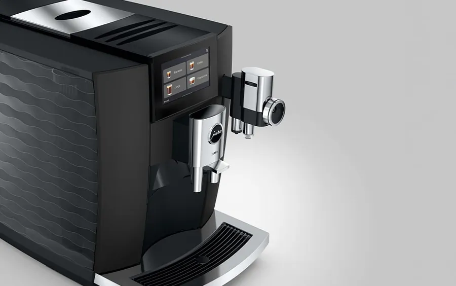 JURA S10 von schräg oben: Touchscreen, Auslauf und die strukturierte Seitenwand