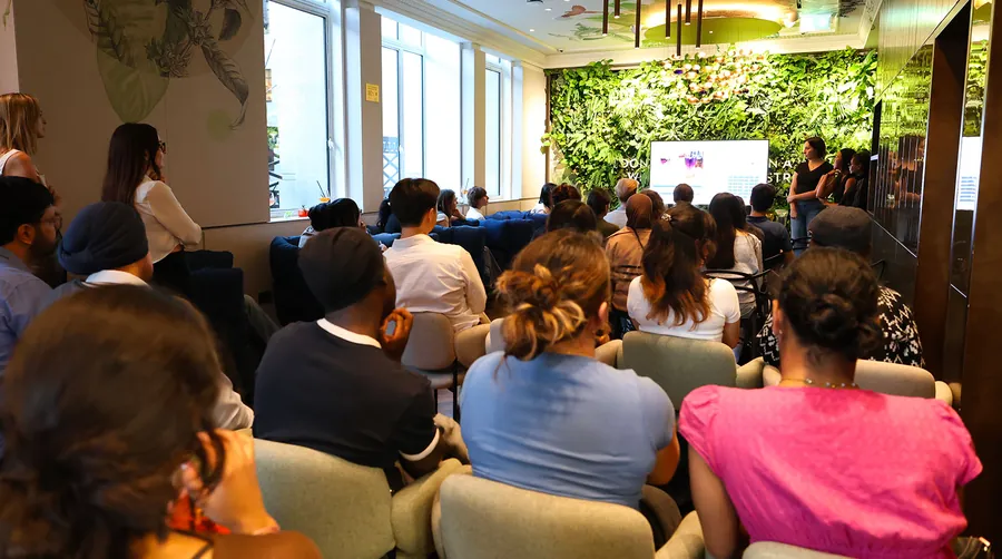 Publikum verfolgt eine Präsentation beim Lavazza Hackathon Rainbow Studio